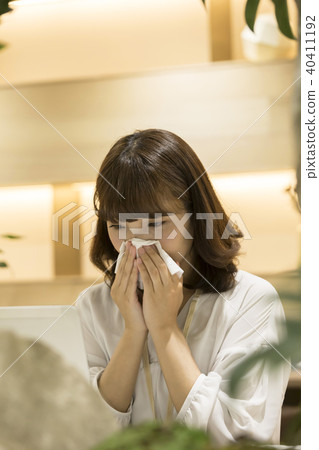 在coworking空間的少婦吹的鼻子 在coworking空間的少婦吹的鼻子 40411192