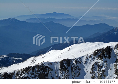 Snowy mountain lansdscape with mountain layers, ocean view in the background, Corsica, France 40411377