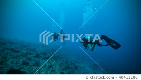 Group of scuba divers underwater Group of scuba divers underwater 40413196