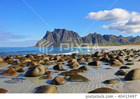 Beautiful pebble beach near Uttakleiv, with mountains in the background, Lofoten Islands, Norway 40413497