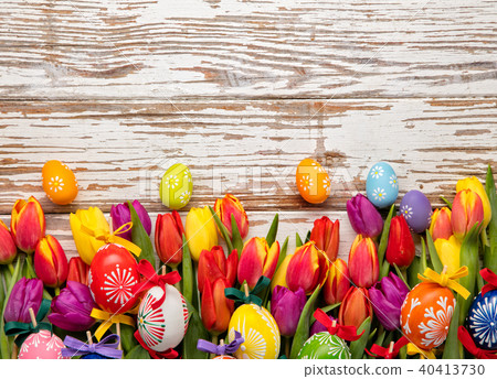 Easter eggs and tulips on wooden planks 40413730