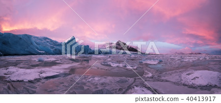 Beautiful iceberg lagoon in fjallsarlon with frozen floes, winter panoramic landscape Beautiful iceberg lagoon in fjallsarlon with frozen floes, winter panoramic landscape 40413917
