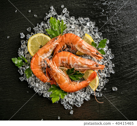 Cooked prawns served on black stone Cooked prawns served on black stone 40415465