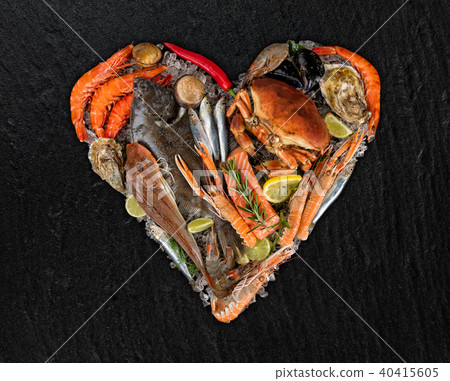 Many kind of seafood in heart shape. Served on crushed ice 40415605