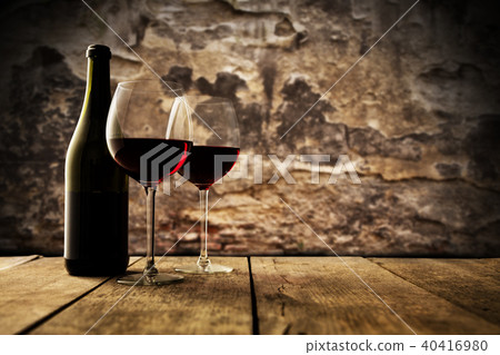 Small wine cellar with two glasses of wine 40416980