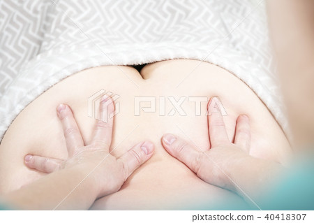 Lumbar massage with hands 40418307