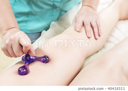 Foot massage with tetra-massager 40418311