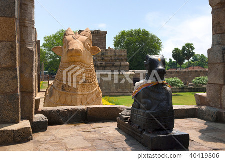 Nandi bull at the entrance to the mahamandapa 40419806