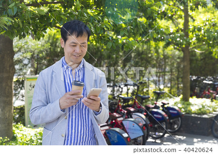 Men riding bicycles in the city 40420624