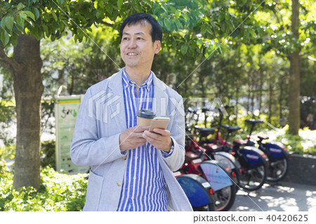男子騎著自行車在城市 男子騎著自行車在城市 40420625
