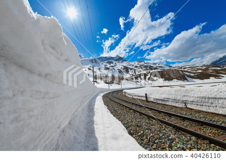 Snow-wall for the passage 40426110