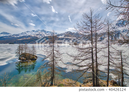Thaw in the Engadine valley  40426124