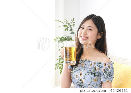 年輕女子喝啤酒 年輕女子喝啤酒 40426381