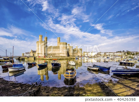 The skyline of Caernafon in Wales during low tide - United Kingdom 40426398