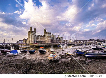 The skyline of Caernafon in Wales during low tide - United Kingdom 40426399