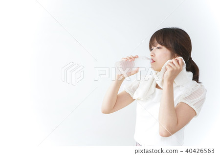 Young woman playing sports 40426563