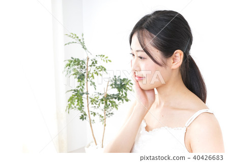 一名年輕女子正在做皮膚護理 40426683