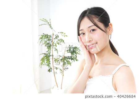 一名年輕女子正在做皮膚護理 40426684