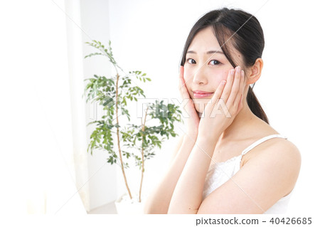 一名年輕女子正在做皮膚護理 40426685