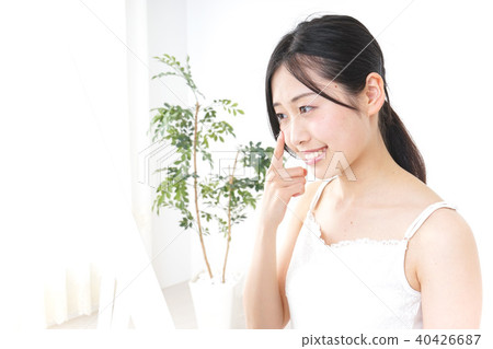 一名年輕女子正在做皮膚護理 40426687