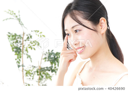 一名年輕女子正在做皮膚護理 一名年輕女子正在做皮膚護理 40426690