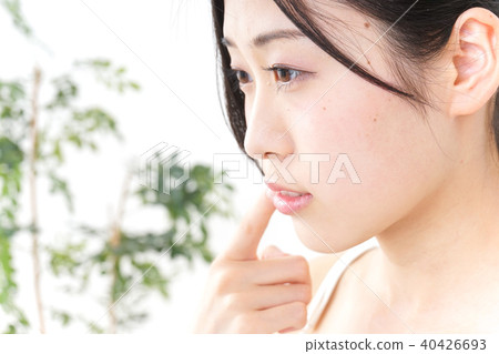 A young woman doing skin care 40426693