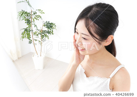 一名年輕女子正在做皮膚護理 一名年輕女子正在做皮膚護理 40426699