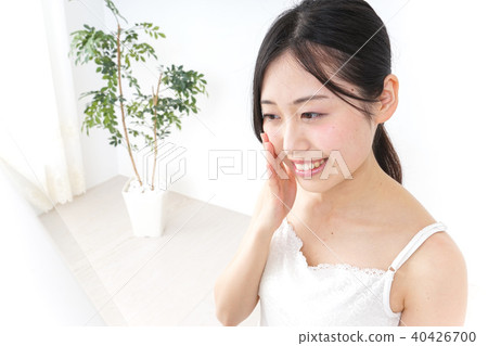 一名年輕女子正在做皮膚護理 一名年輕女子正在做皮膚護理 40426700