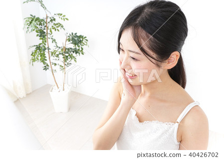 一名年輕女子正在做皮膚護理 40426702