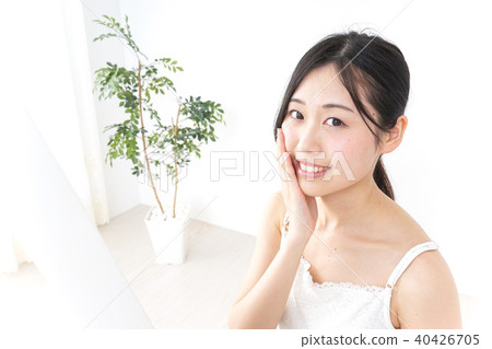 一名年輕女子正在做皮膚護理 40426705