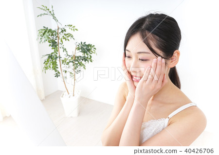 一名年輕女子正在做皮膚護理 40426706