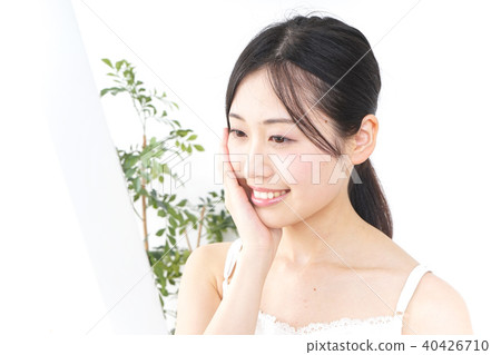 A young woman doing skin care 40426710