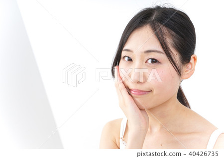 一名年輕女子正在做皮膚護理 一名年輕女子正在做皮膚護理 40426735