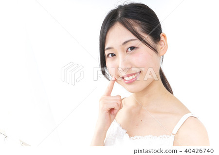 一名年輕女子正在做皮膚護理 40426740