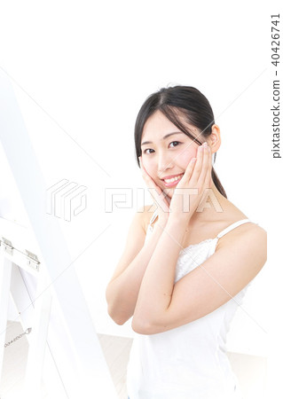 一名年輕女子正在做皮膚護理 一名年輕女子正在做皮膚護理 40426741