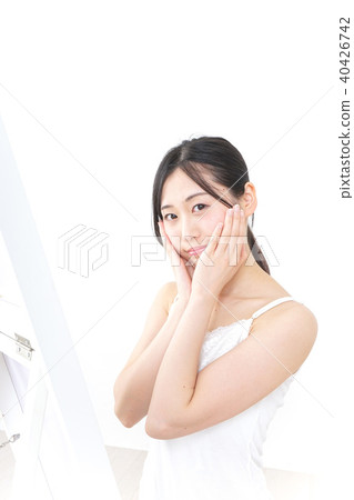 A young woman doing skin care 40426742