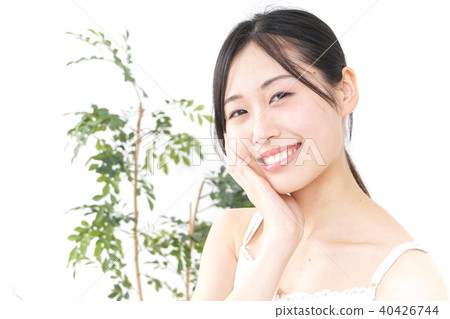 一名年輕女子正在做皮膚護理 40426744