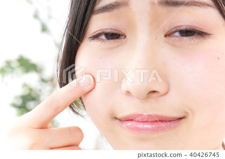 一名年輕女子正在做皮膚護理 一名年輕女子正在做皮膚護理 40426745