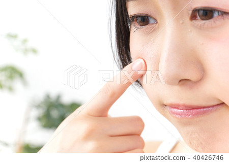 一名年輕女子正在做皮膚護理 40426746