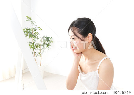 一名年輕女子正在做皮膚護理 40426749