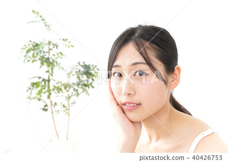 一名年輕女子正在做皮膚護理 一名年輕女子正在做皮膚護理 40426753