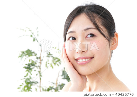 A young lady who care for the skin A young lady who care for the skin 40426776