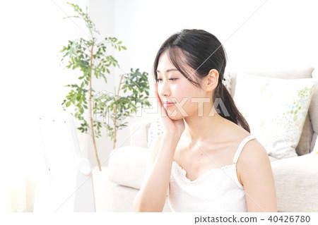 A young lady who care for the skin 40426780