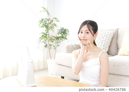一位關心皮膚的年輕女士 一位關心皮膚的年輕女士 40426786