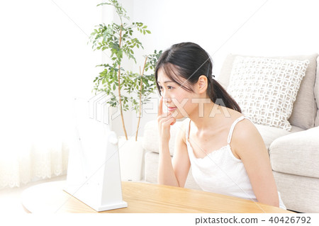 A young lady who care for the skin A young lady who care for the skin 40426792