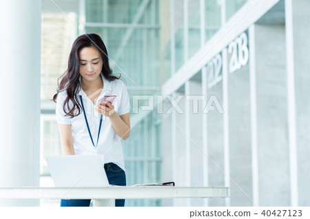 Business woman (smartphone) Business woman (smartphone) 40427123