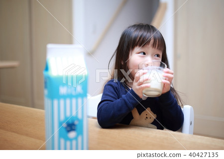 Milk (milk child bath ascending infant girl 2 years old 2 drink drink pajamas sleepwear) 40427135
