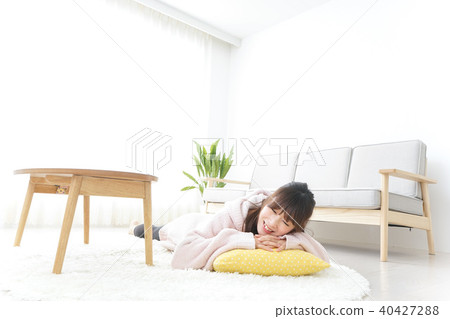在家睡覺的少婦 40427288