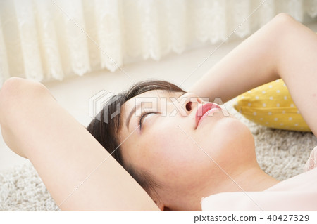 在家睡覺的少婦 在家睡覺的少婦 40427329