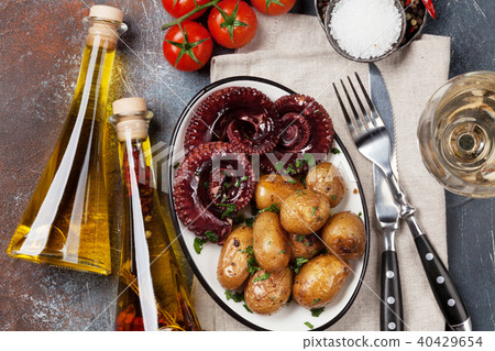 Grilled octopus with small potatoes and wine Grilled octopus with small potatoes and wine 40429654